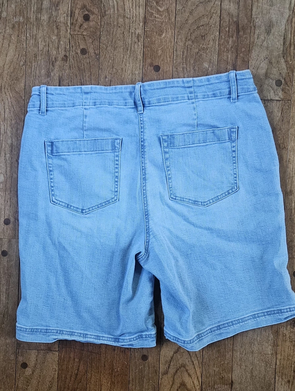 J. Jill light wash denim shorts with large front patch pockets size 12 - Picture 3 of 4